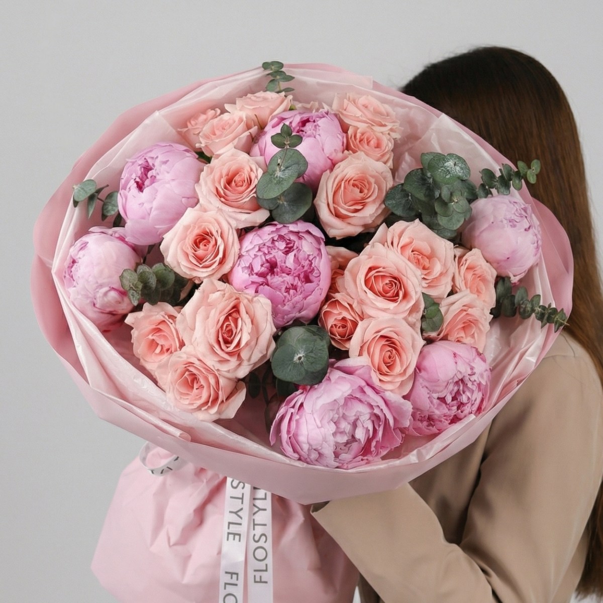 Букет с пионами и розой